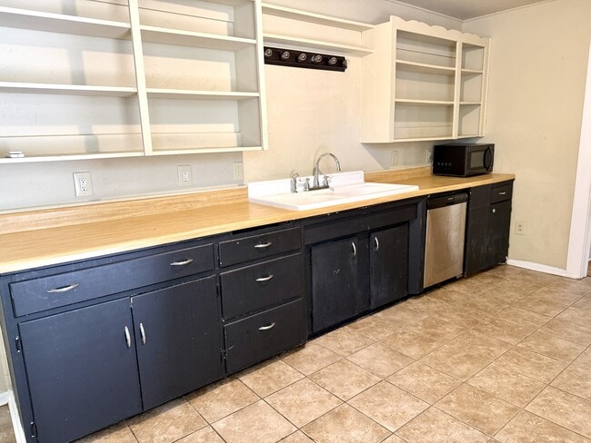 Building Photo - 817 Hargrove St