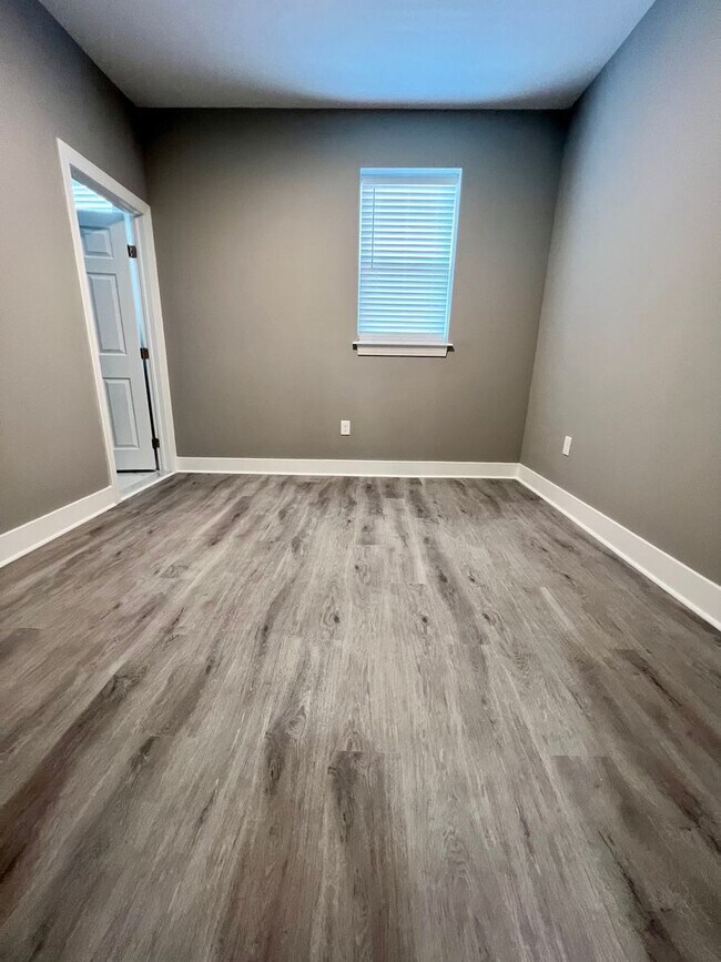 Building Photo - Newly Renovated 2-Bedroom Apartment in Sou...