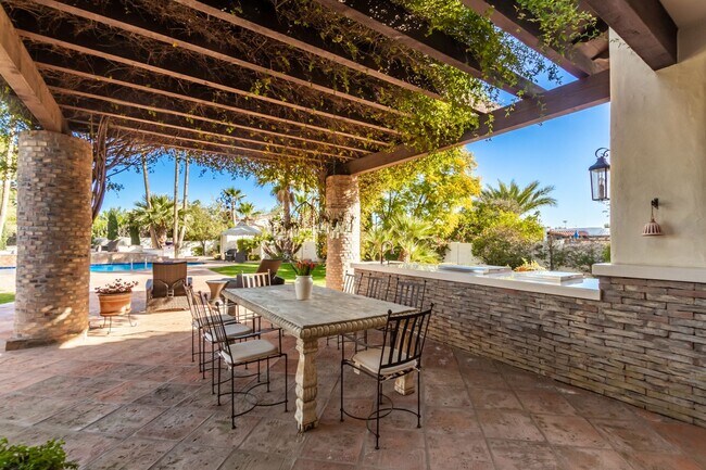 Building Photo - MUST SEE!!! FULLY-FURNISHED LUXURIOUS 6 Be...