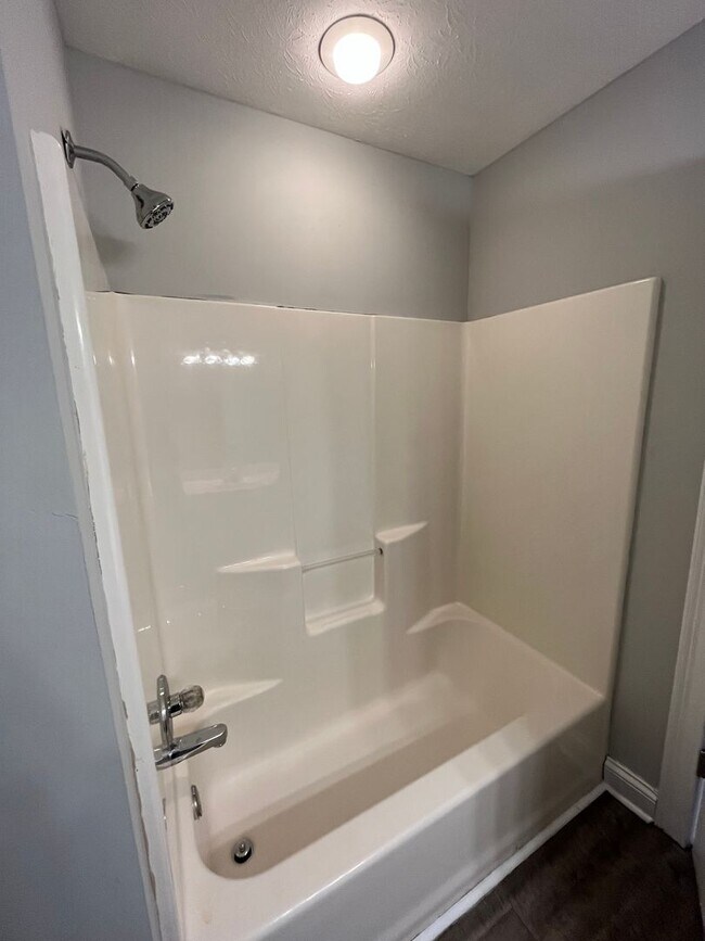 Building Photo - Now Leasing! Move In Ready home with 2 car garage and fenced in backyard!