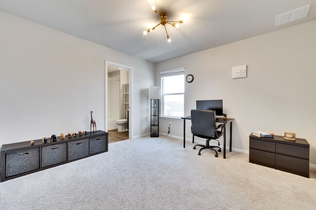 Building Photo - 3422 Couch Dr