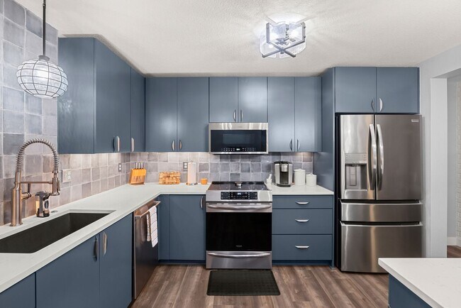Building Photo - STYLISH 2 BED/2 BATHS LAKE OSWEGO CONDO
