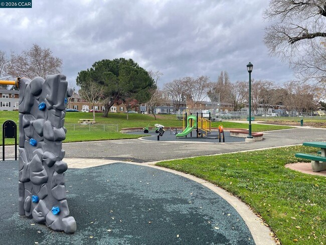 Building Photo - 25 Baldwin St