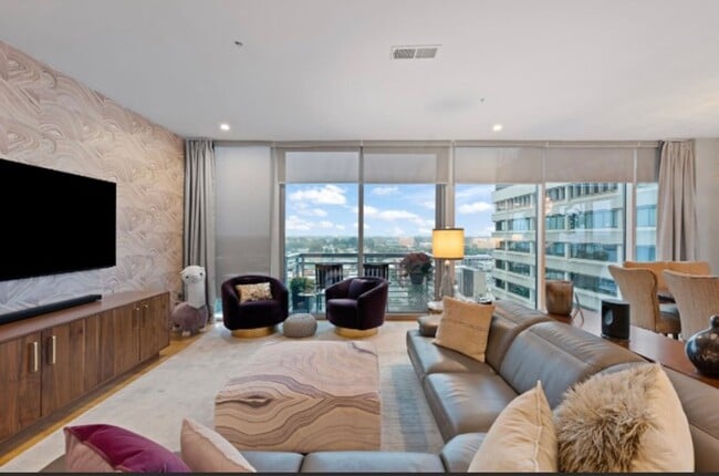 Building Photo - Centerpointe- Urban luxury living!!