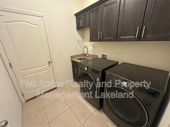 Building Photo - 2009 Country Aire Loop