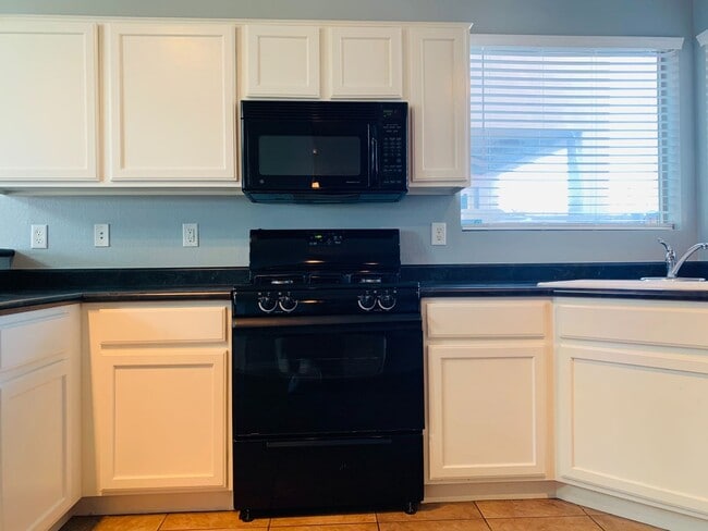 Building Photo - Rancho Sahuarita 4 bedroom 3 bath 2 story Home