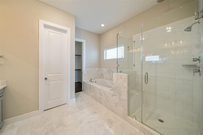 Building Photo - 5815 E Post Oak Ln