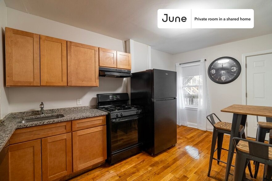 Building Photo - Private bedroom in 4 bed/1 bath Home