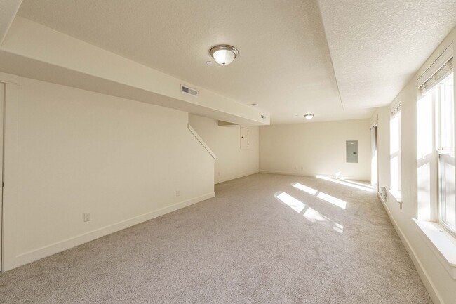 Building Photo - $1000 OFF MOVE IN SPECIAL - 4 Bedroom 2.5 ...