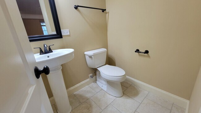 Building Photo - STUNNING LUXURY TOWNHOME 3 BEDROOM, 2 FULL...