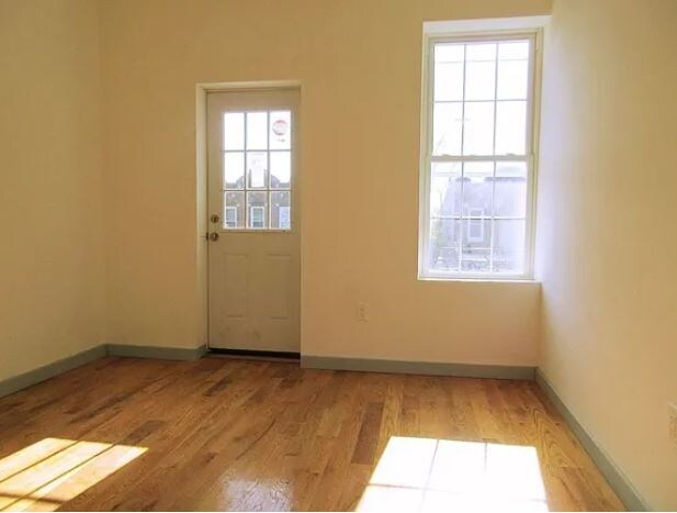 Building Photo - 2049 Strauss St