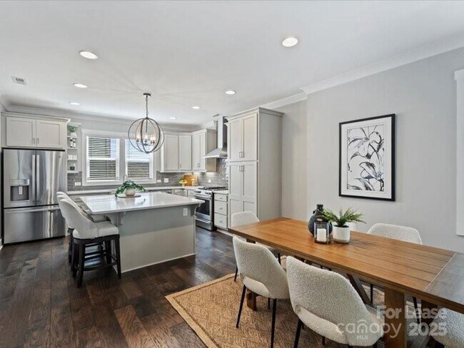 Building Photo - 1615 Chatham Ave