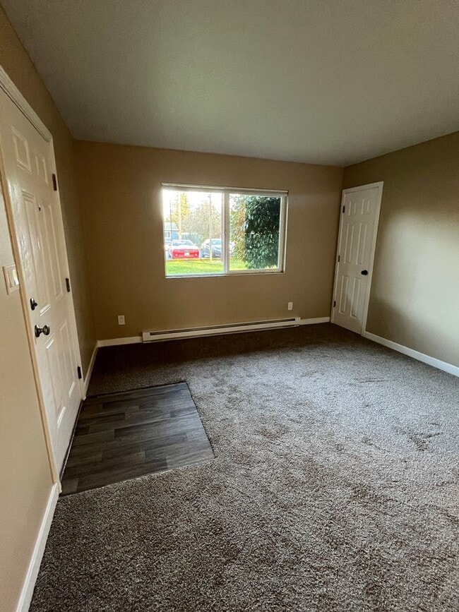 Building Photo - Fully Remodeled Rockwood 2-Bedroom