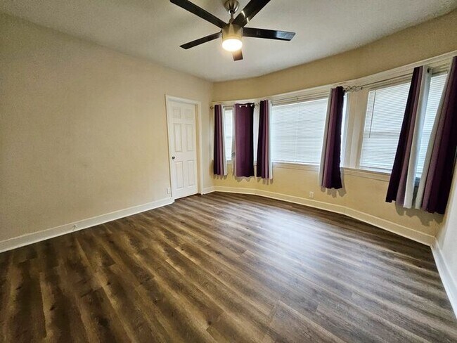 Building Photo - New Listing!