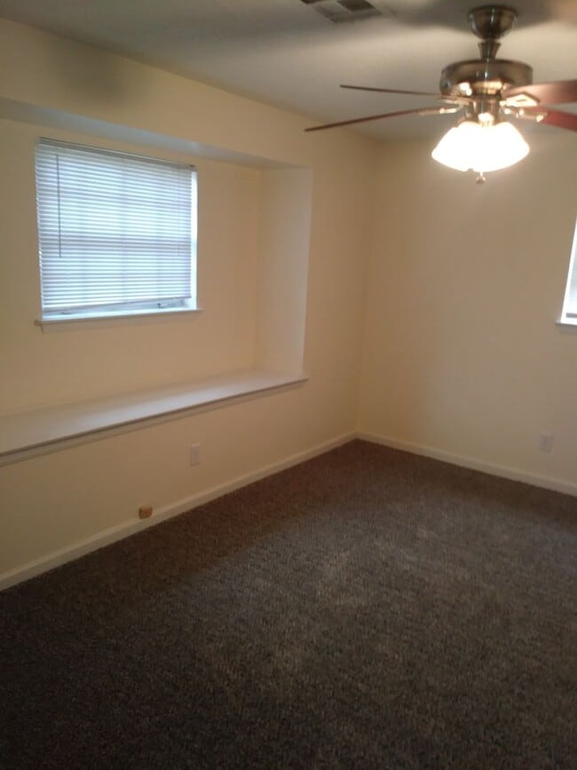 Building Photo - 2 Bed, 1.5 Bath, 2 Car Garage