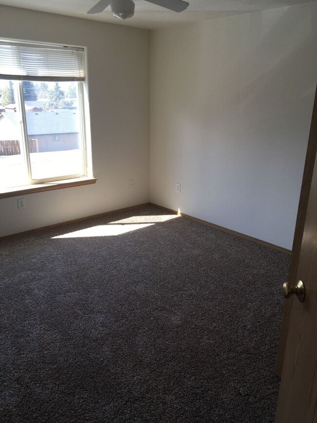 Building Photo - 2 Bedroom Townhome in SW Redmond!
