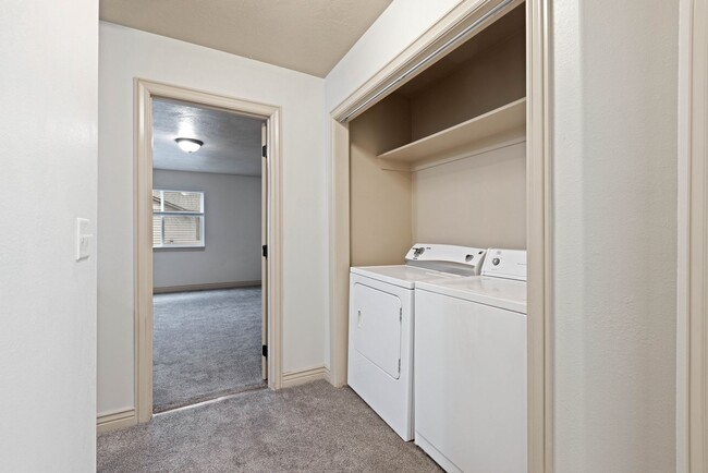 Building Photo - DARLING - 2 Bed 1.5 Bath Townhome in the M...