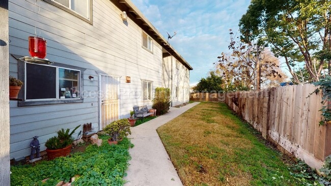 Building Photo - 114 Baker St