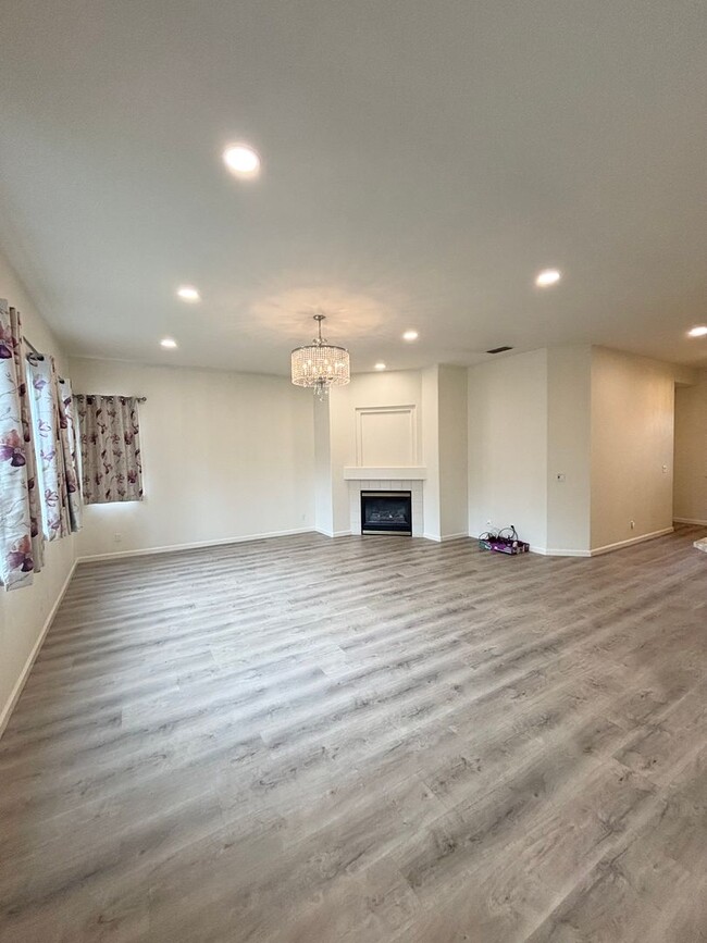 Building Photo - Gorgeous Three Bedroom Two Bathroom in Folsom