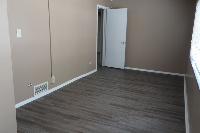 Building Photo - Lake Terrace #4. 3BD/1BA  Very spacious condo on Lake Avenue!  $2700 per month includes assigned ...