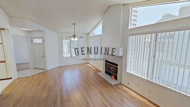 Building Photo - Charming 1Bd Upstairs Condo w/ Den & Garage