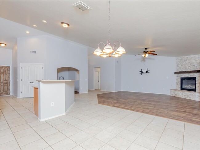 Building Photo - 4 Bedroom 2 Bathroom