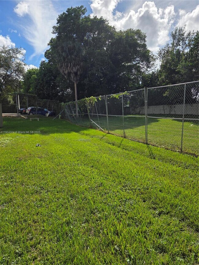 Building Photo - 8870 Fontainebleau Blvd