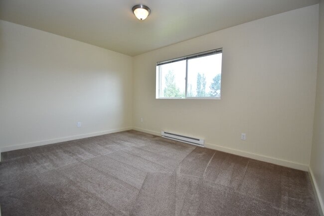 Building Photo - Centrally Located Second Floor 2b w/ Priva...