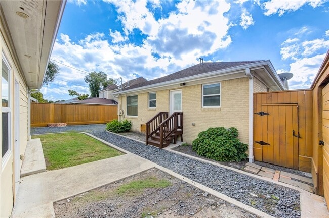 Building Photo - 2401 Eagle St