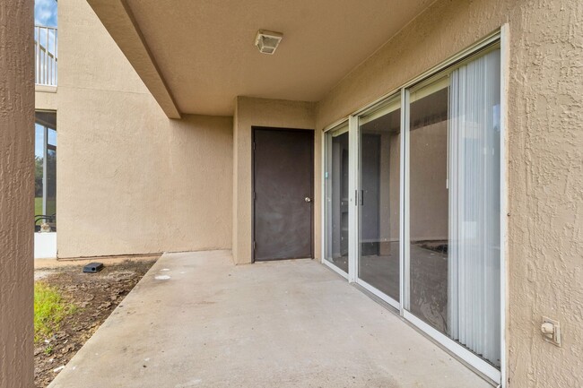 Building Photo - AVAILABLE ON 12/20/2024 Updated condo loca...