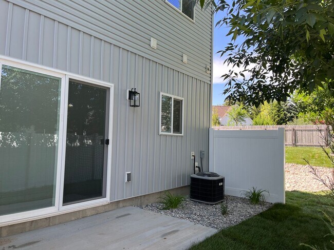 Building Photo - Available Now! Modern 3 Bedroom Townhome on the Westside of Idaho Falls!