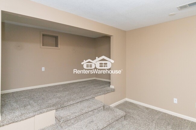 Building Photo - 5701 NE Hidden Meadow Dr