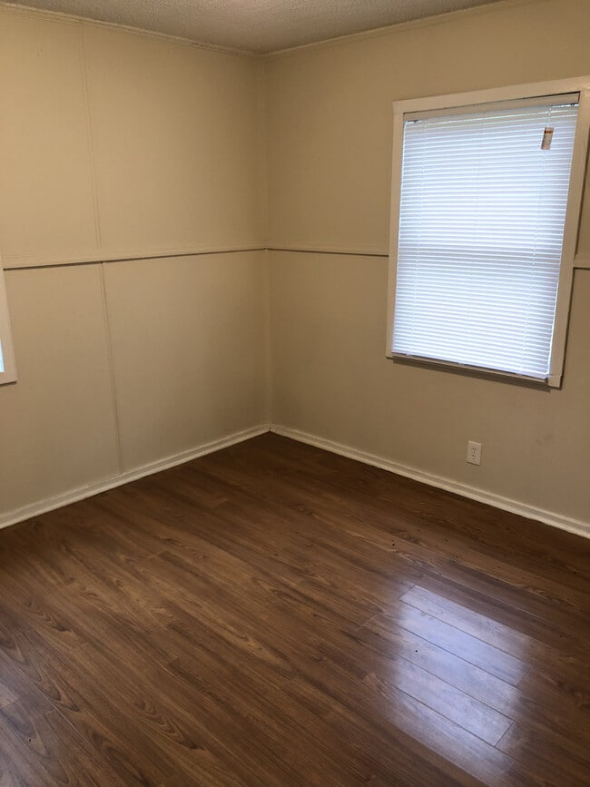 Building Photo - Single Family Home 4Bed/2Bath+nice size back yard ready Mid-June 2026 $1750/month