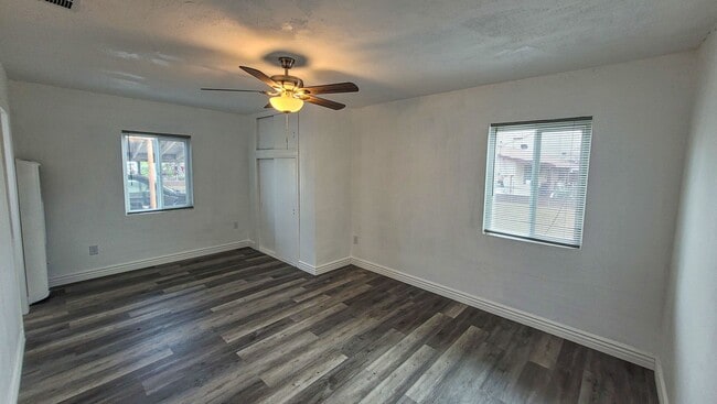 Building Photo - Large 3 Bedroom 2 Bath House!