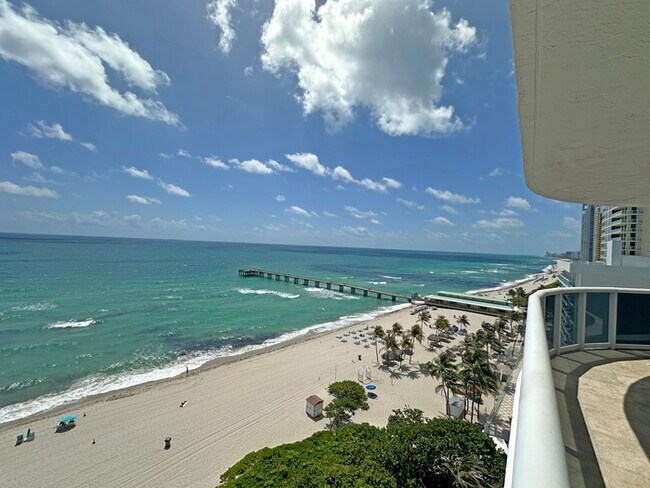 Building Photo - Stunning furnished 3-bedroom, 3-bathroom c...