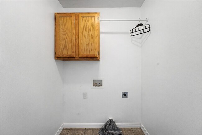 Building Photo - 585 Lynn Dr