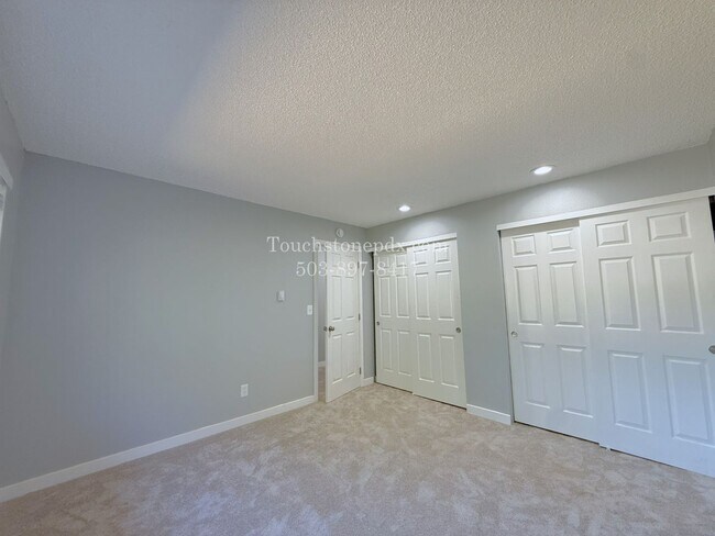 Building Photo - Bright East Portland 3 Bed Apartment Home with Two-Level Layout and Assigned Parking