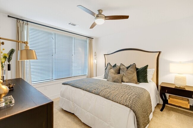 Building Photo - 2 Weeks Free + $1000 Off in Downtown!