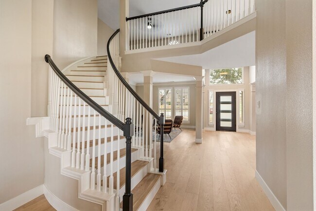 Building Photo - 684 Hollow Cir