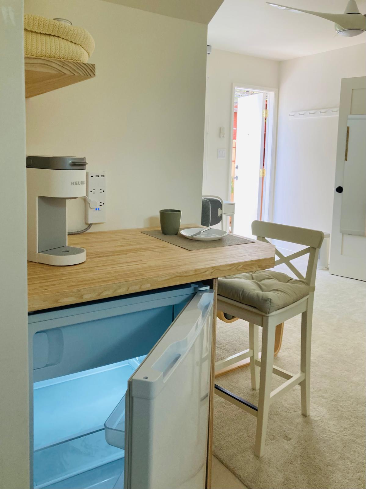 fridge, dining area, coffeemaker - 626 Bonair Way