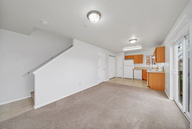 Building Photo - 2 bedroom 1.5 bath Condo! Washer and Dryer in unit!!