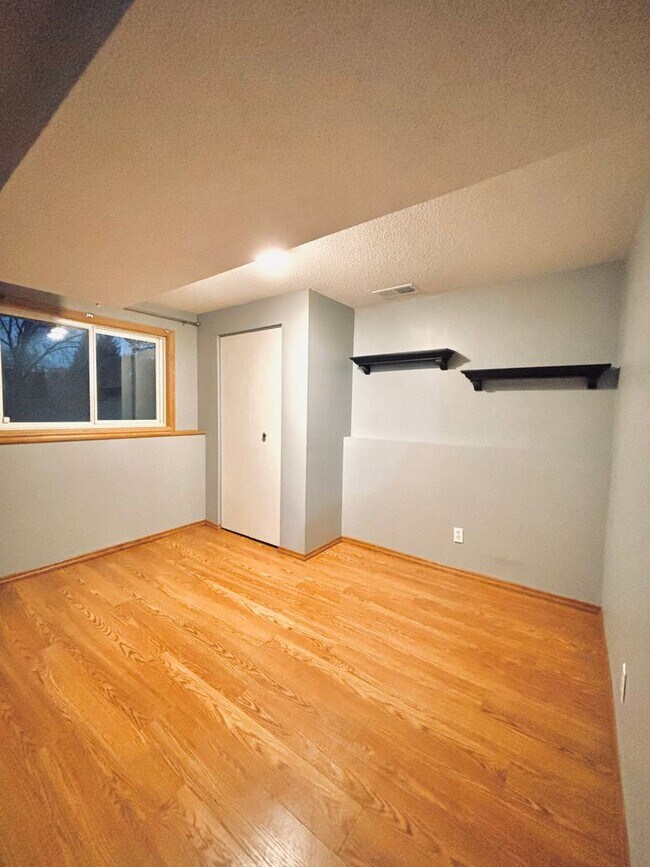 Building Photo - Hidden Gem!  4bed 2bath Single Family Home...