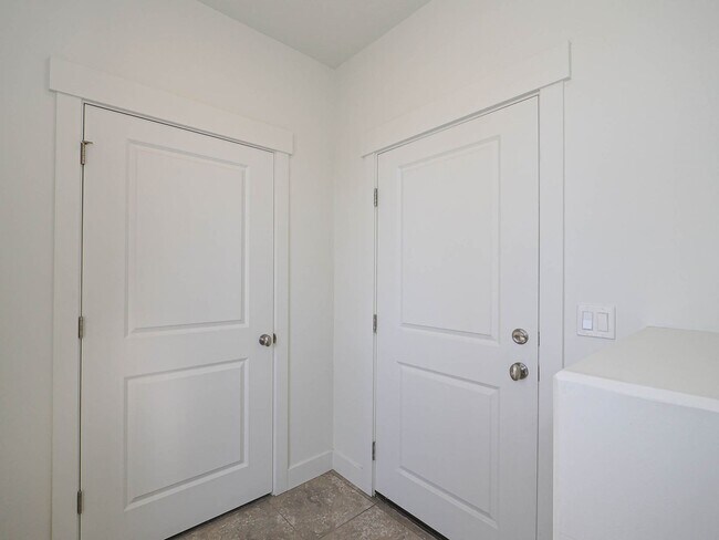 Building Photo - 3 Bedroom, 2.5 Bathroom in South Jordan