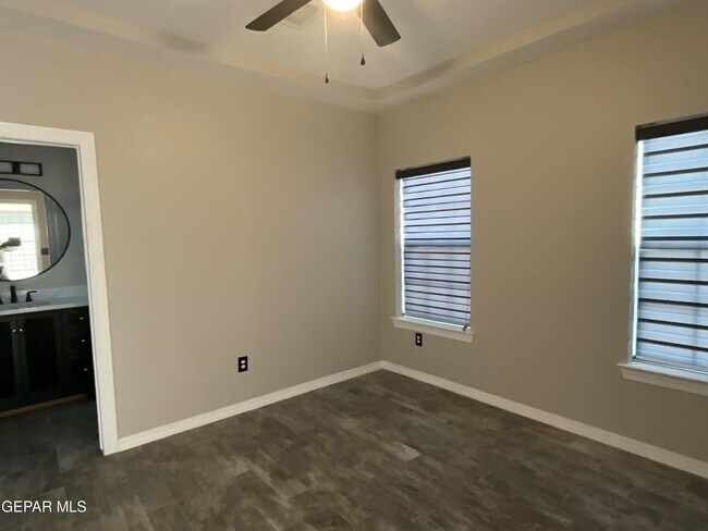 Building Photo - 300 Ruby Dr