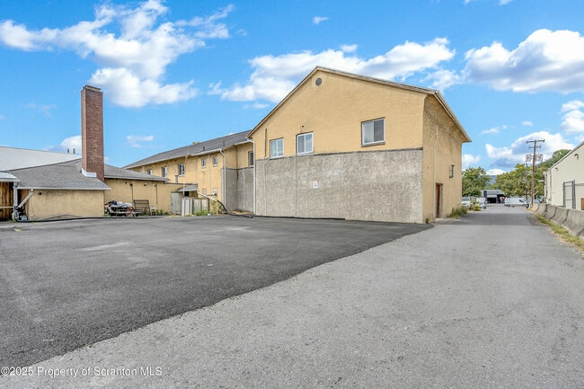 Building Photo - 215 Hickory St