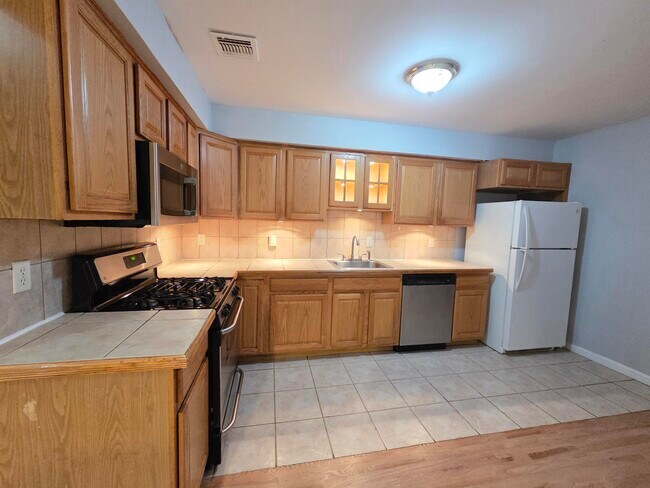 Building Photo - 27 Jewett Ave