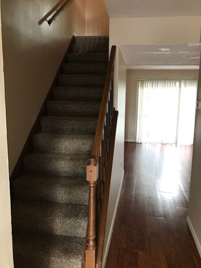 Building Photo - 3 bedroom, 2.5 bathroom townhome: Timber Ridge