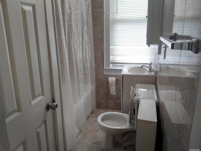 Building Photo - 164-03 119th Ave