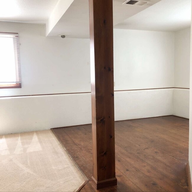 Building Photo - 725 Marigold Ln