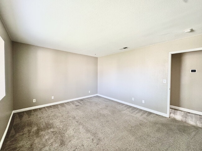 Building Photo - Spacious 4BD/3BA Pool Home with Dual Prima...
